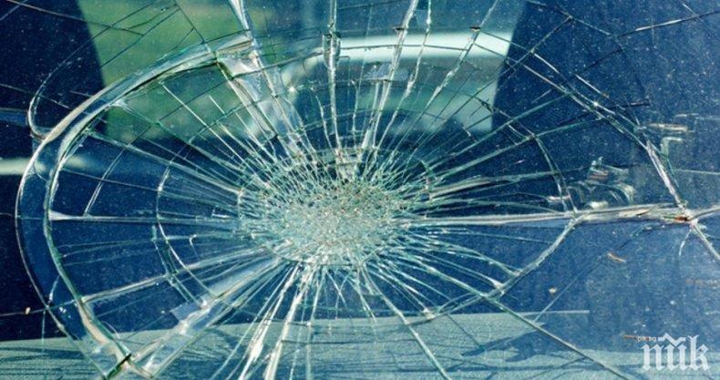 Лек автомобил се заби в стълб, жена пострада