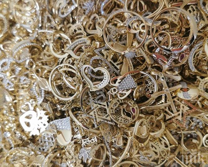 Митничари заловиха 10 кг контрабандно злато на Дунав мост 2