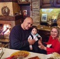 ПЪРВО В ПИК! Премиерът Бойко Борисов с поздрав от дома си за Коледа (СНИМКА)