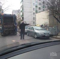 Контейнерите в Хасково препълнени заради безразборно паркиране 