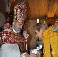 Арменският поп пя в Хасково