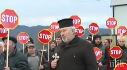 поп поведе бунт джигити иска вразумява кръгово светещ кръст