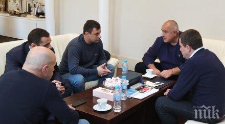 извънредно пик навръх бъдни вечер кризисният щаб перник спешно борисов заради бедствието водата снимки