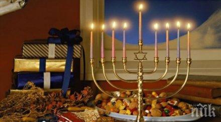 евреите празнуват ханука
