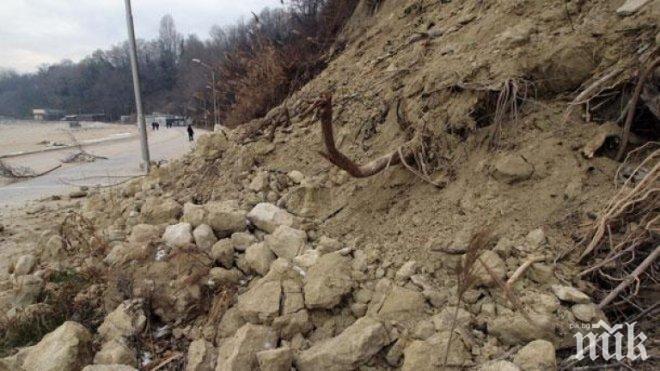 Свлачище край Габрово спира тировете