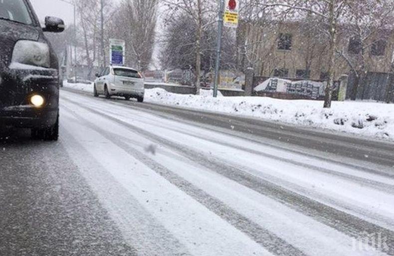 ВАЖНО: Шофьорите да карат разумно на Бъдни вечер срещу Коледа заради поледици