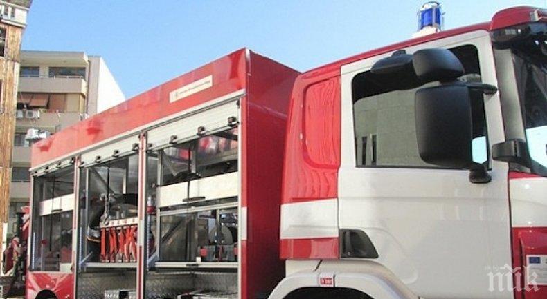 Коледата във Враца невъзможна! Кола се заби в ресторант, половината град остана без газ (СНИМКИ)