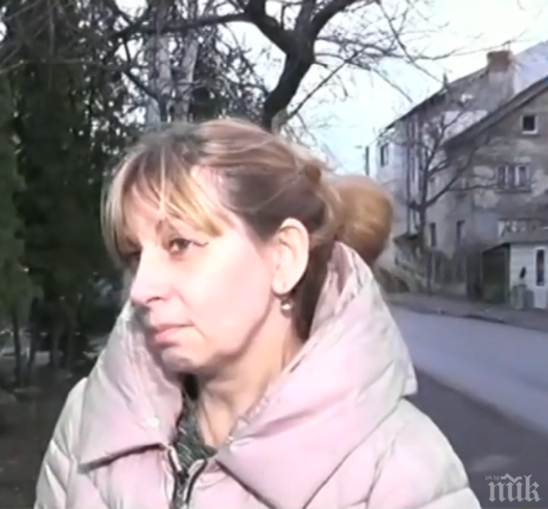 НА КОСЪМ: Ето я жената, която се размина за секунди с летящ ламаринен покрив