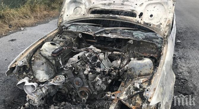 ИЗВЪНРЕДНО: БМВ се размаза на магистрала Хемус“, шофьори вадят ранените (СНИМКИ)