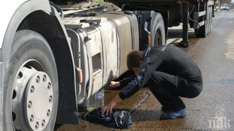 Източиха 700 литра нафта от тир, докато шофьорът спи