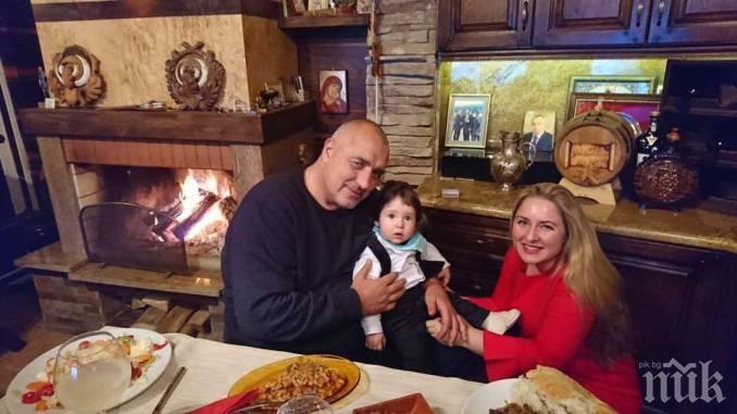 ПЪРВО В ПИК! Премиерът Бойко Борисов с поздрав от дома си за Коледа (СНИМКА)