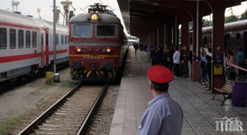 СИГНАЛ ДО ПИК! Пияници вилняха в пътнически влак - вижте каква свинщина оставиха след себе си (СНИМКИ)