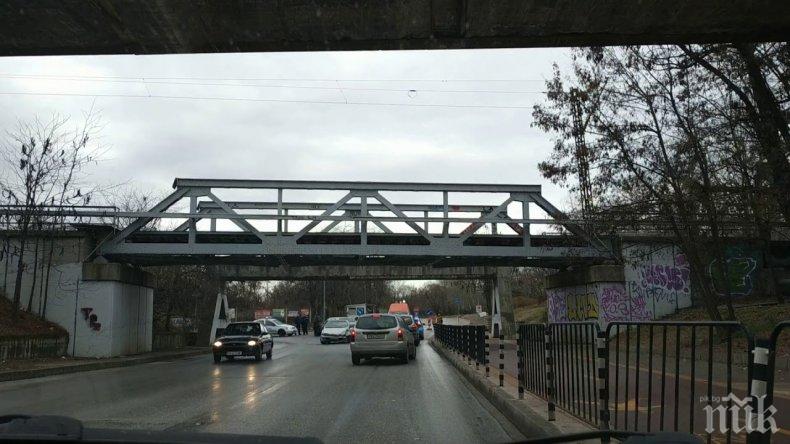 Камион се наниза в Железния мост на Пловдив