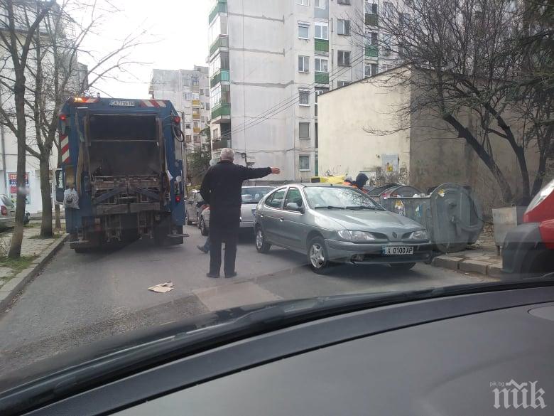 Контейнерите в Хасково препълнени заради безразборно паркиране 