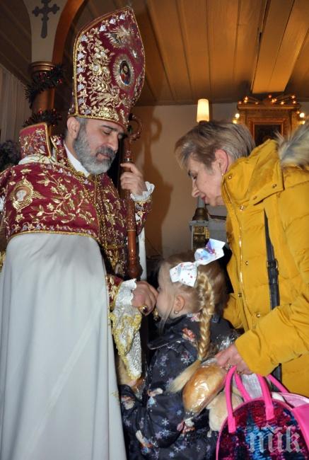 Арменският поп пя в Хасково