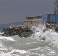 Силният вятър затвори пристанището в Бургас