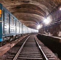 Задържаха двама румънци, опитали се да отворят люк в московското метро
