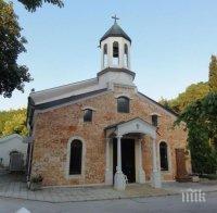 ​След 5-месечно прекъсване: Отслужиха литургия в арменската църква във Варна