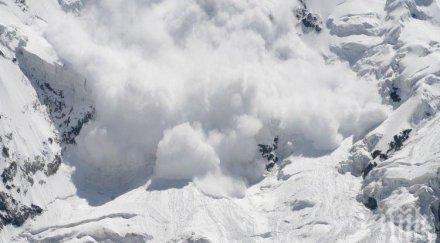 лавини алпите двама ранени издирват затрупани
