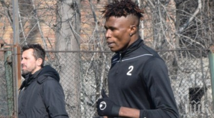 стивън езе акостира тим сащ