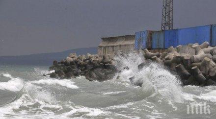 силният вятър затвори пристанището бургас