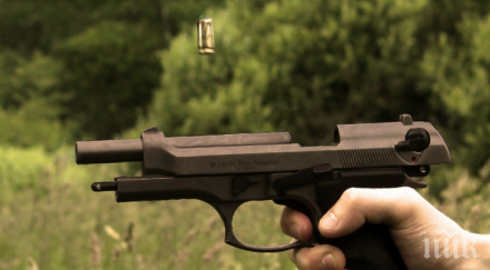 кърваво коледно парти годишен гръмна упор газов пистолет младеж