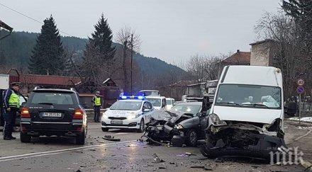 меле пътя тежка верижна катастрофа добрич ударили три коли бус ранено дете един шофьорите опасност живота