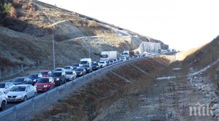 голямото пътуване започна километрични тапи образуваха магистрала струма