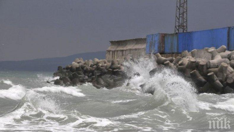 Силният вятър затвори пристанището в Бургас