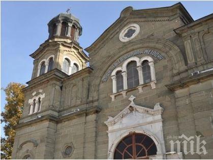 Ремонтират фасадата на храм Св. Св. Кирил и Методий в Бургас, ще струва над 940 бона