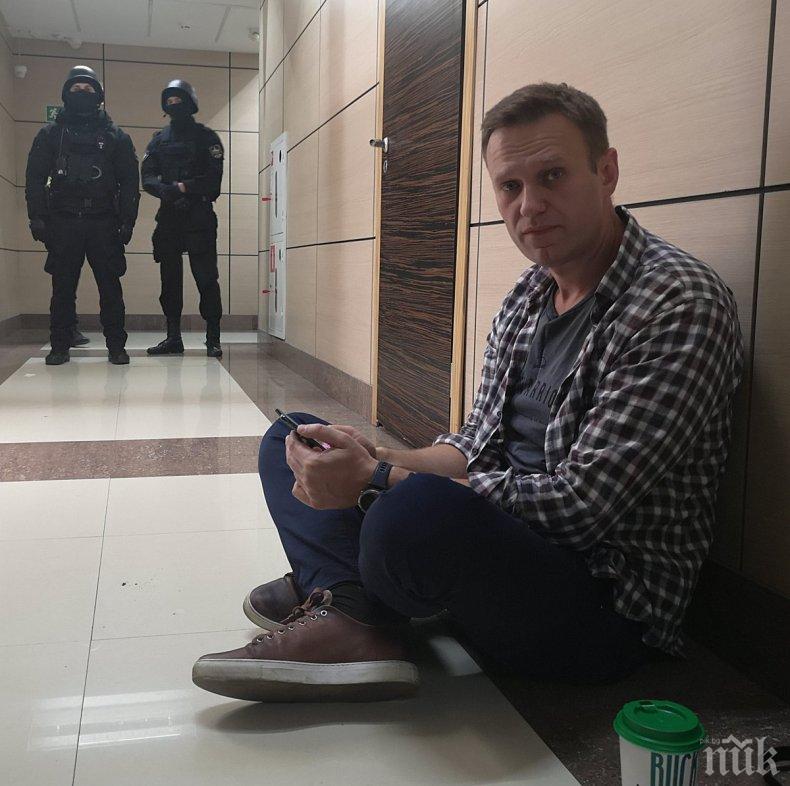 Арестуваха за кратко Алексей Навални, разбиха офиса му с електрически трион (ВИДЕО)