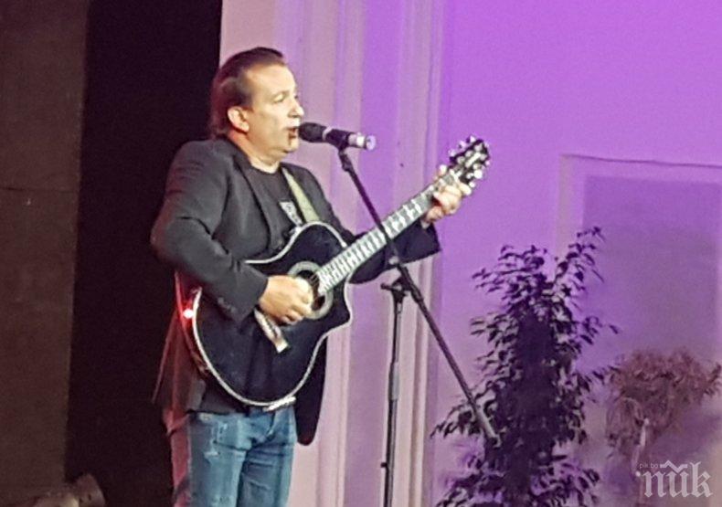 ХИТ: Папагалът на Дани Милев рецитира Аз съм българче