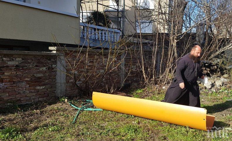 Отец Стоян от Царево на косъм от трагедия! Антена на мобилен оператор се срина в двора му