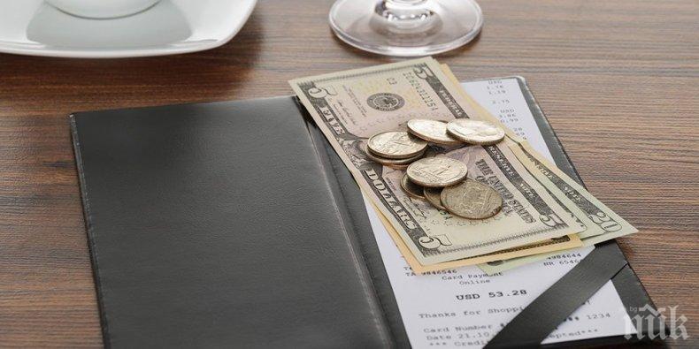 КОЛЕДНО ЧУДО: Сервитьорка получи 2000 долара бакшиш на Бъдни вечер