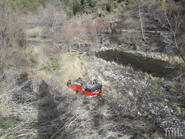 ТЕЖЪК ИНЦИДЕНТ: Кола излетя от пътя край Разлог - 17-годишно момиче пострада