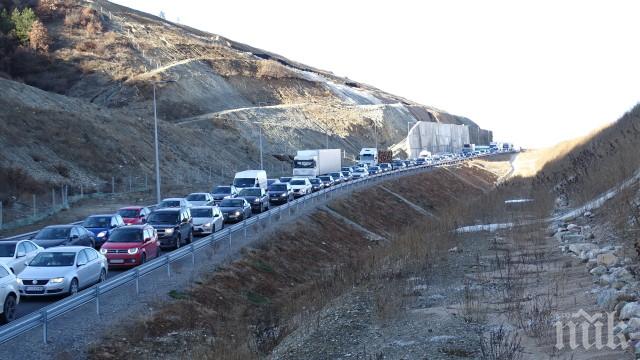 ГОЛЯМОТО ПЪТУВАНЕ ЗАПОЧНА: Километрични тапи се образуваха на магистрала Струма