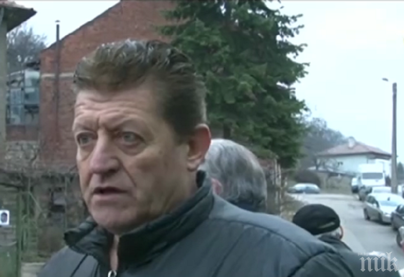 Бобов дол се вдигна на протест - камиони бутат къщи и пукат тръби