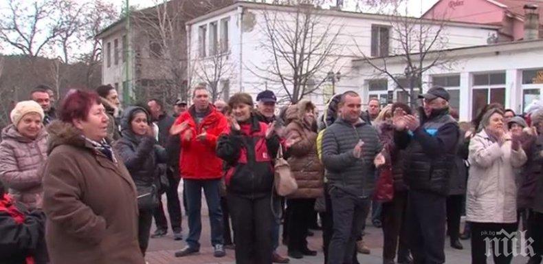 В Стрелча излязоха на протест, искат си кмета
