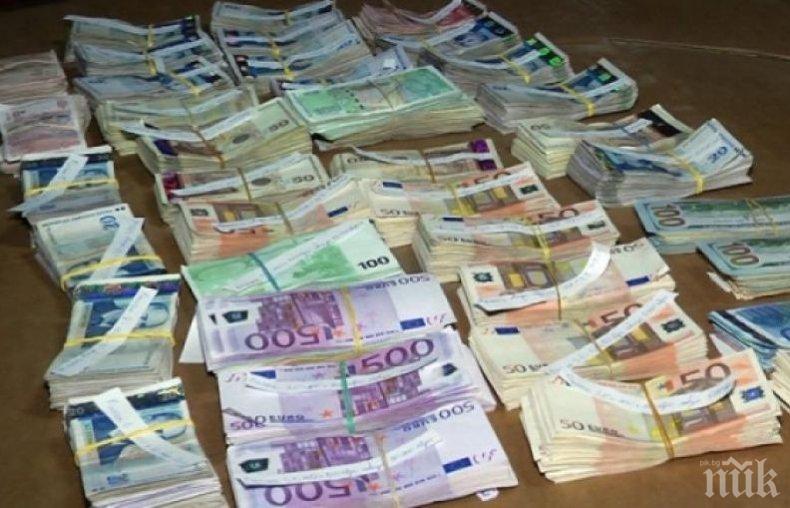 Спипаха валута за половин милион, скрита в тайник в турски автобус