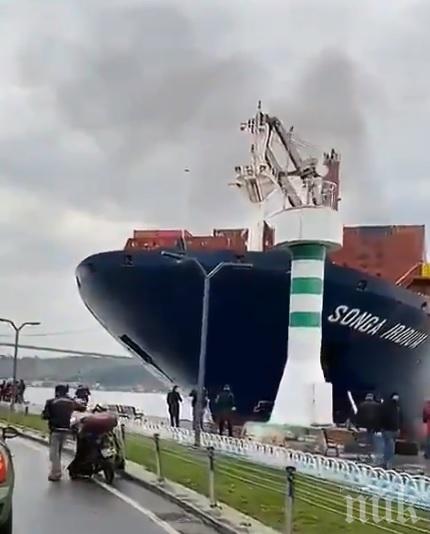Товарен кораб се удари в брега и блокира Босфора