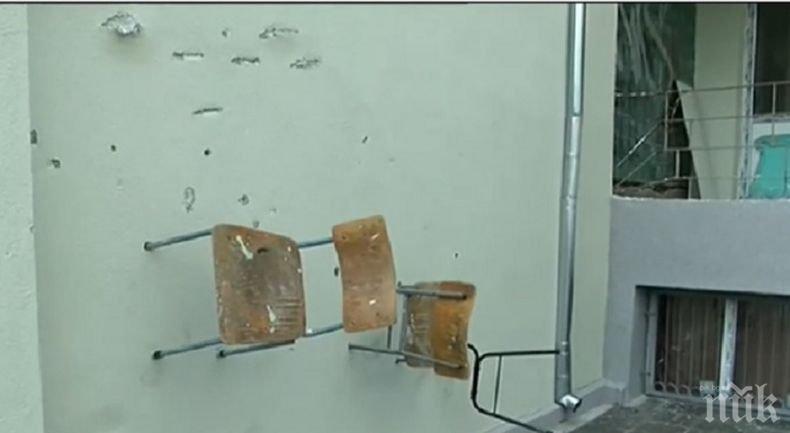 Вандали забиха столове в стената на училище
