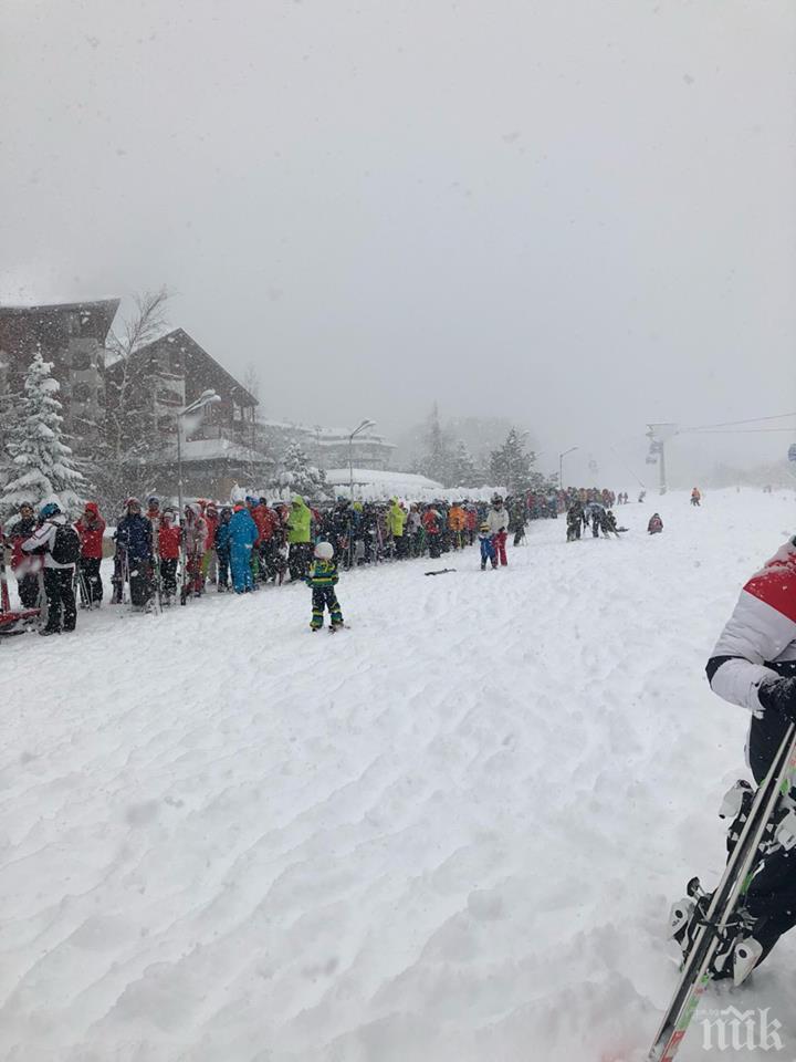 КРИЗА: Туристи чакат с часове на километрични опашки за лифта на Банско - питат кога ще има втори лифт