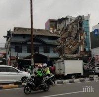Сграда рухна в Джакарта, има ранени (СНИМКИ)