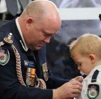 Малкият син на загинал пожарникар в Австралия: Тате, обичам те до Луната и обратно!