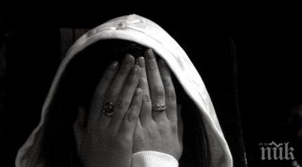 пълен шаш щурак пусна чисто гол карлово нахлу фризьорски салон