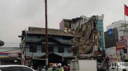 сграда рухна джакарта ранени снимки