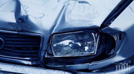 ламарини пежо вряза стълб панаира пловдив снимки