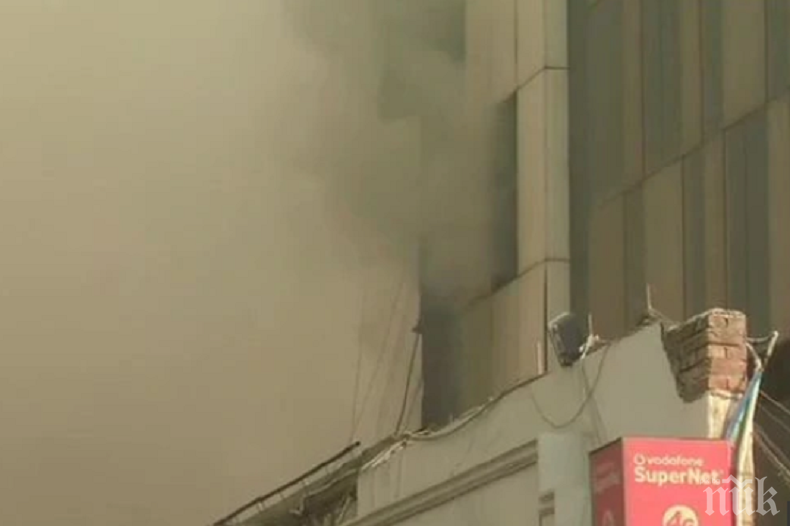 Сграда рухна в Индия, има затрупани хора