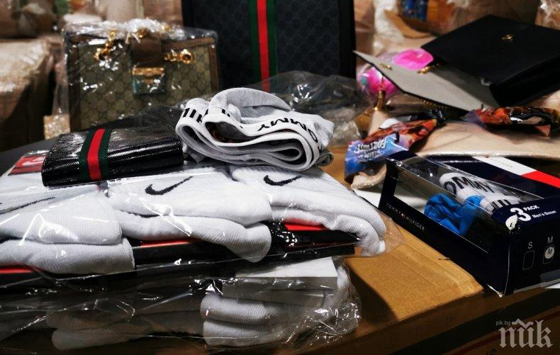 УДАР: Митнически служители задържаха близо 30 000 недекларирани „маркови“ текстилни изделия