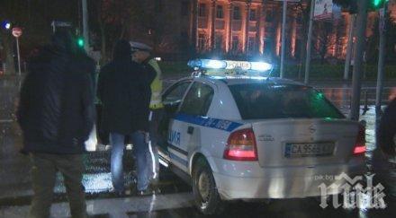 Полицаи гониха обявен за издирване автоджигит и жена